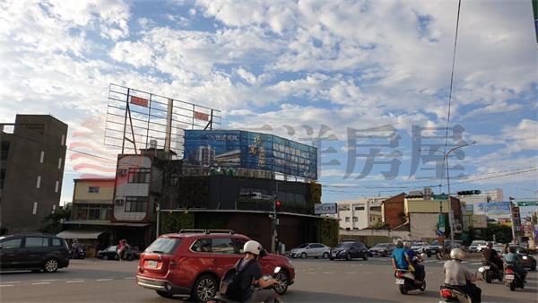 大潤發旁角間雙店面