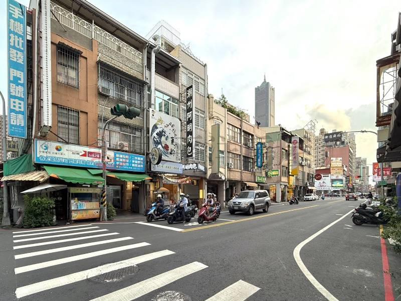 三大百貨 | 三多捷運出口旁-透天 店住