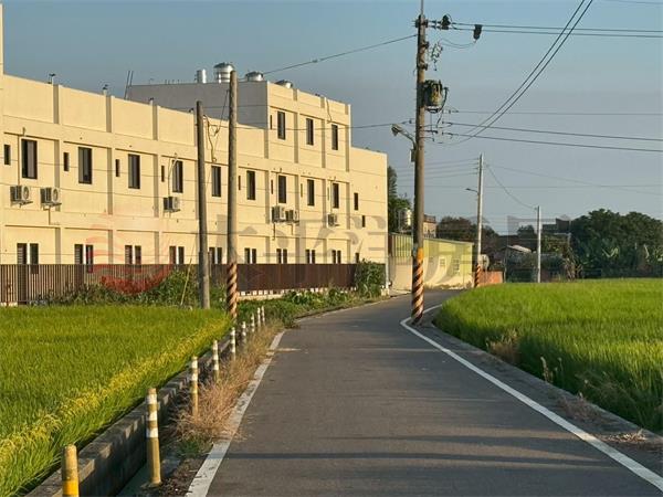 專約近交流道臨路農地
