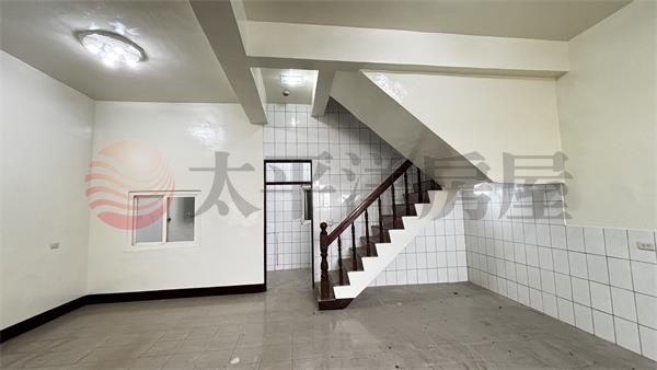 伸東國小旁大面寬美透天