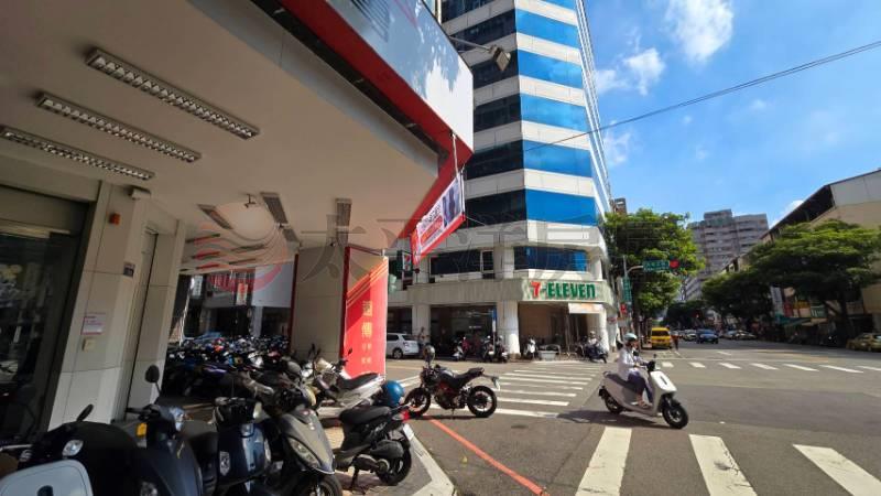 五期 臨路順向三角窗1+2F店面
