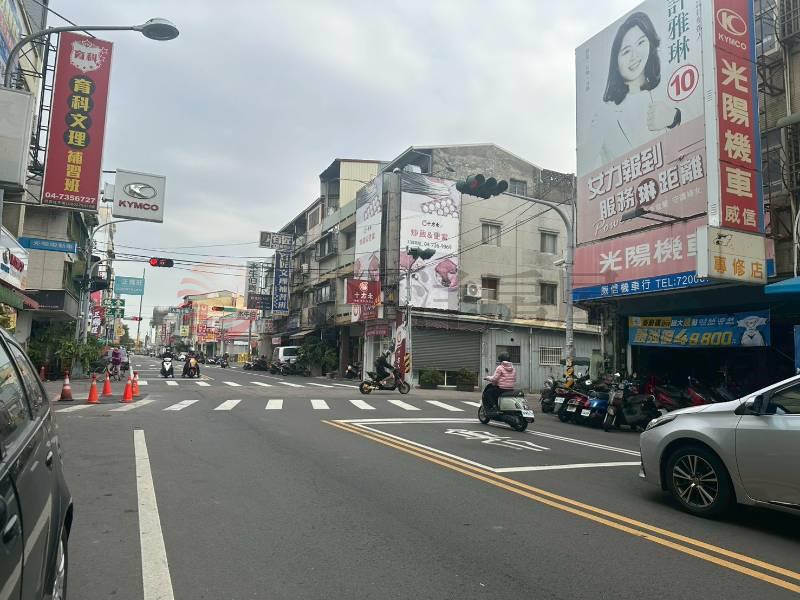 近家樂福黃金店住