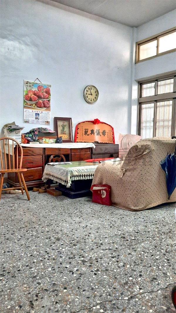 陽明街三角窗店住