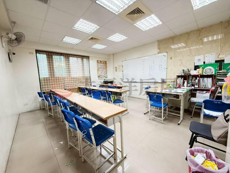 正湖東國小三角窗雙店面