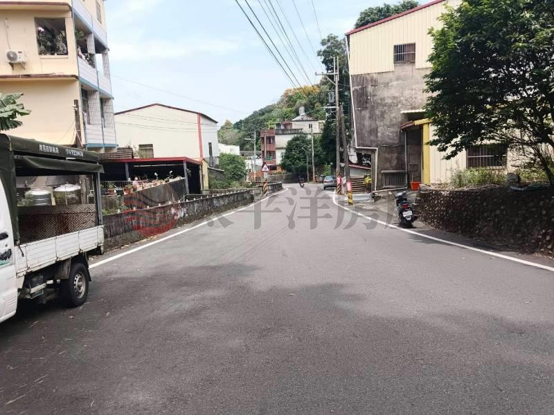 湖水櫻花旁建地