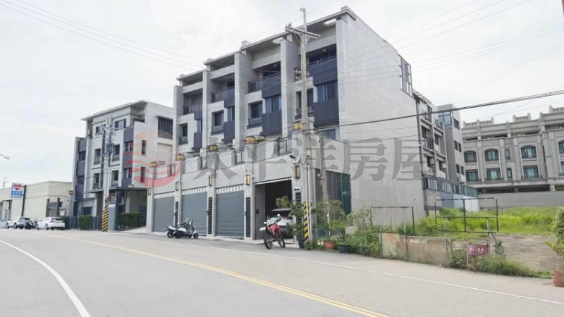 沙鹿稀有清水模臨路電梯別墅