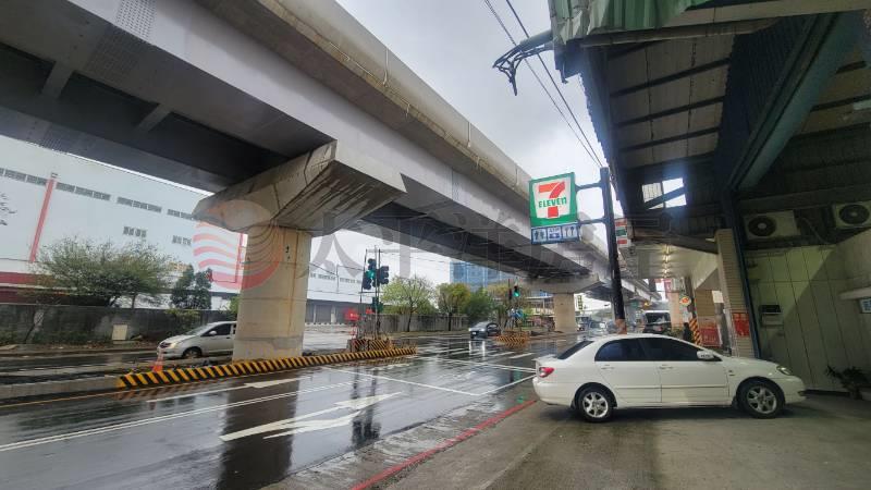 三鶯捷運站旁廠店