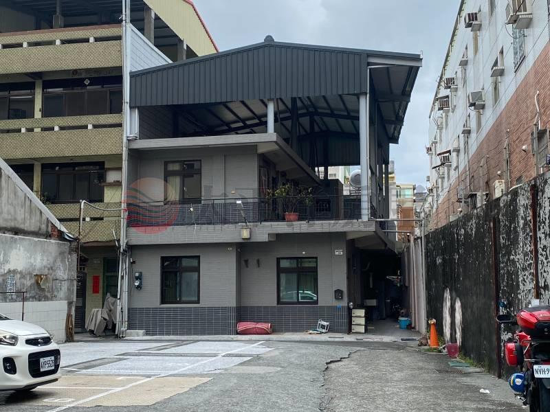 員集路旁邊間大地坪透天