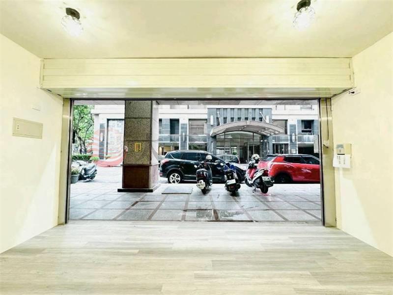 美術館旁臨路樓店