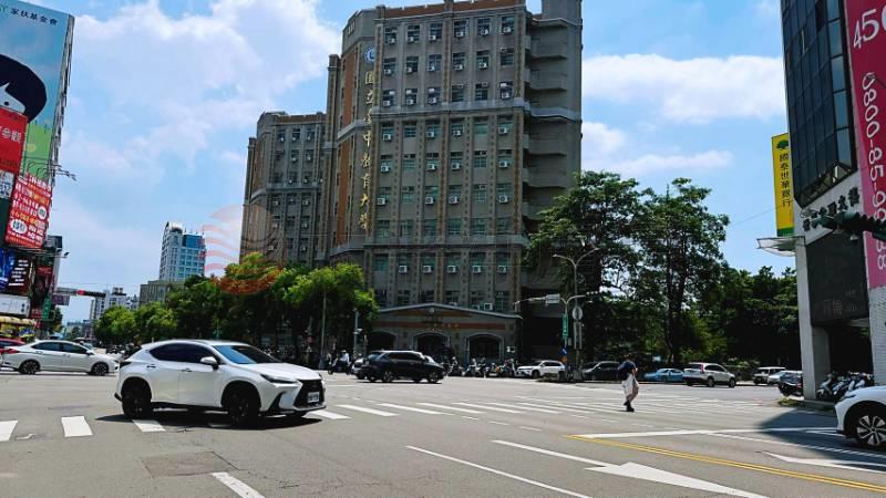 教育大學旁黃金大面寬角間店面