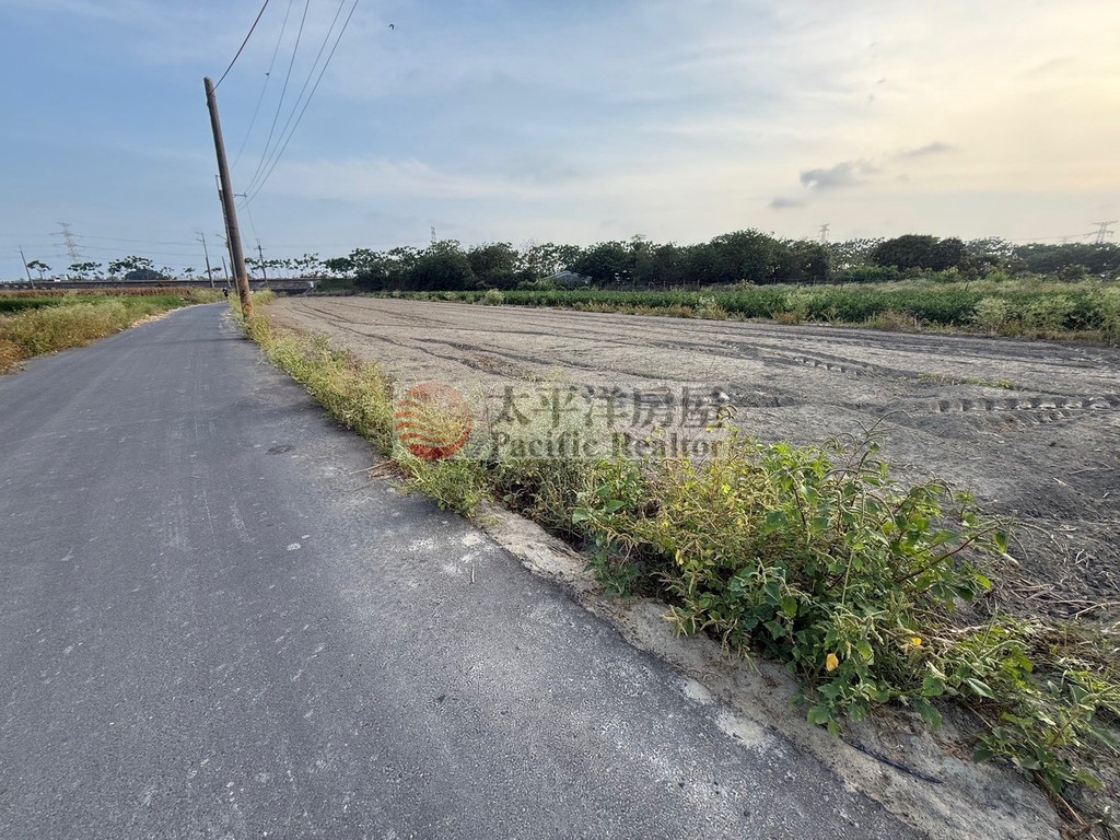 仁德近高鐵三面臨路農地